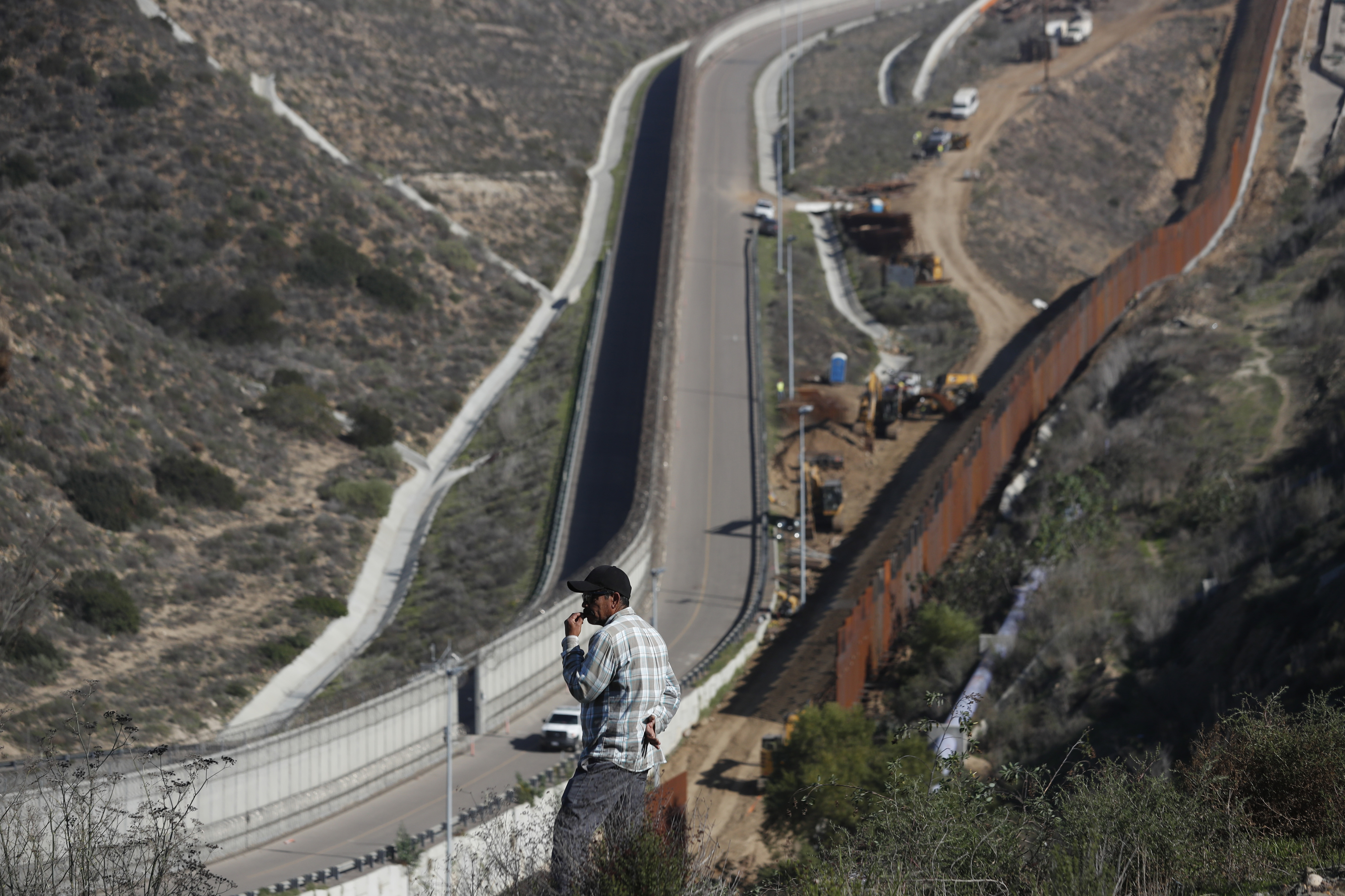 Pentagon defers 127 building projects to fund border wall