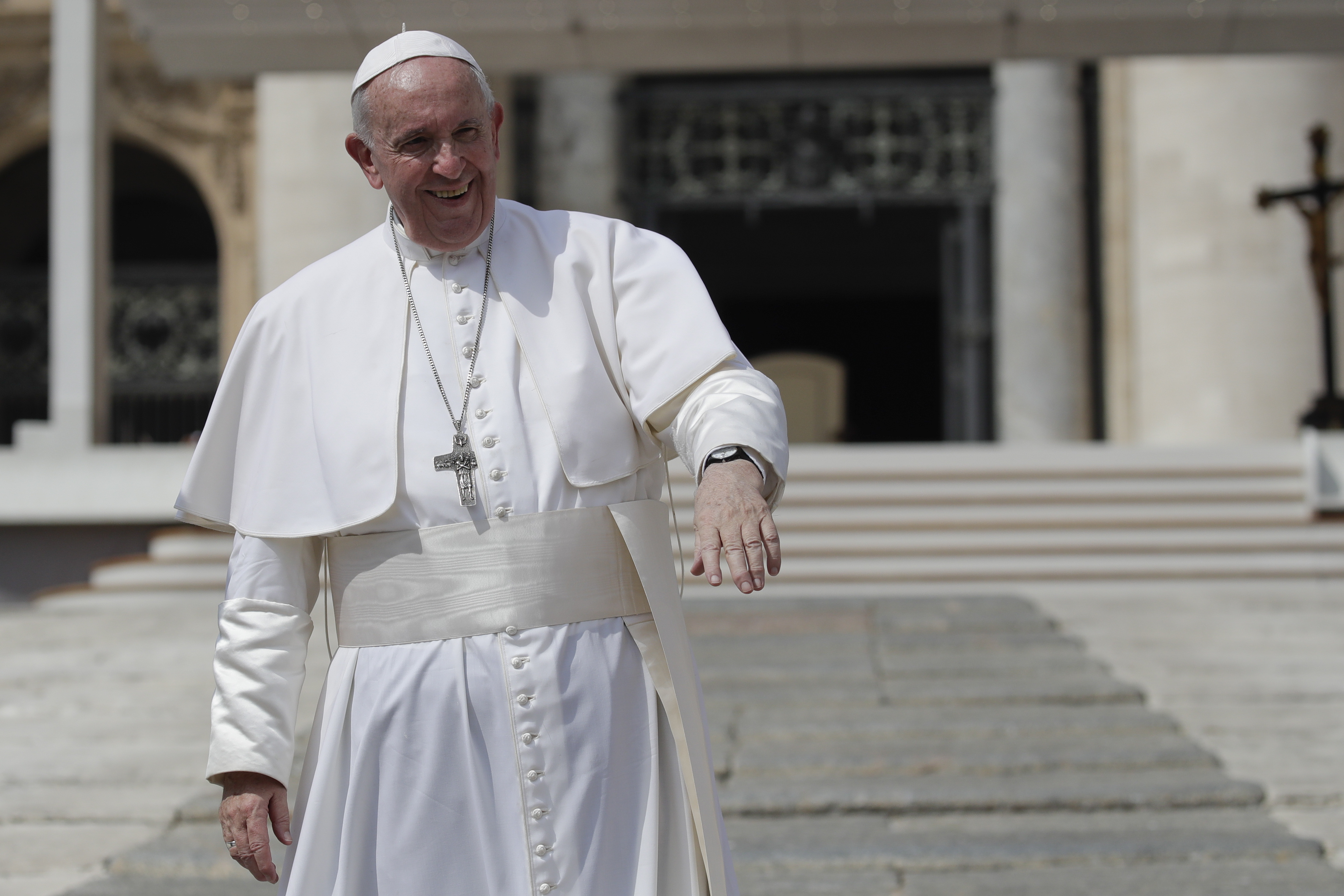 Про папу римского. Pope Francis. Ватикан глава государства. Папа Римский 90е. Папа Римский Франциск в полный рост.