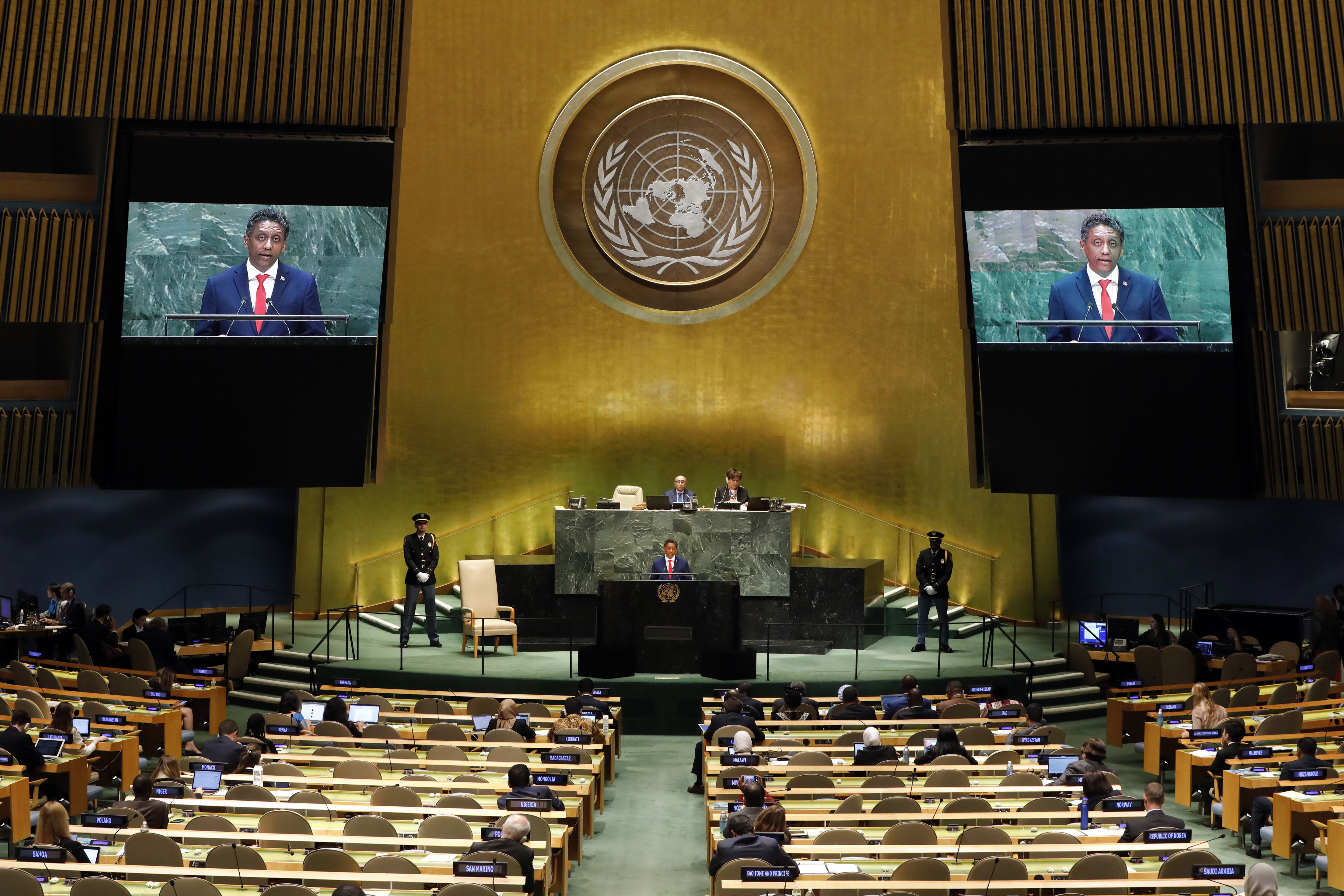 Страны признанные оон. Генеральная Ассамблея ООН. Заседание Генеральной Ассамблеи ООН. Зал заседания Генеральной Ассамблеи ООН. Генеральная Ассамблея ООН 1995.