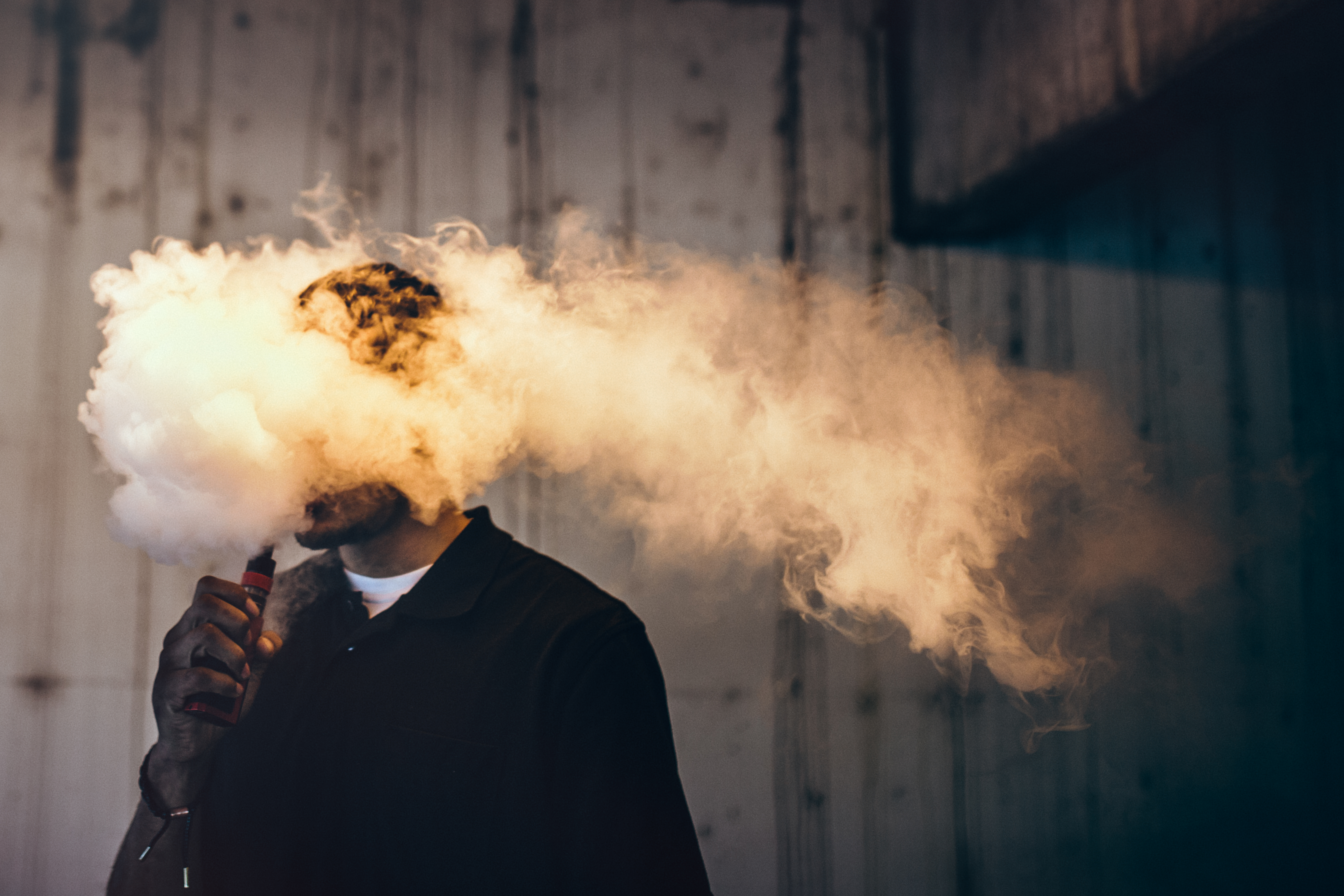 Парить картинка. Дым электронных сигарет. Человек в дыму. Человек с электронной сигаретой. Курение дым.