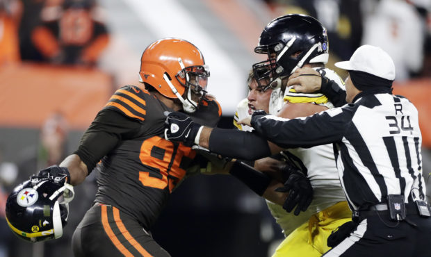 Cleveland Browns defensive end Myles Garrett, left, gets ready to hit Pittsburgh Steelers quarterba...