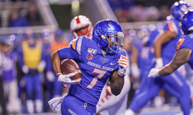 BOISE, ID - NOVEMBER 16: Wide receiver Akilian Butler #7 of the Boise State Broncos runs into the o...