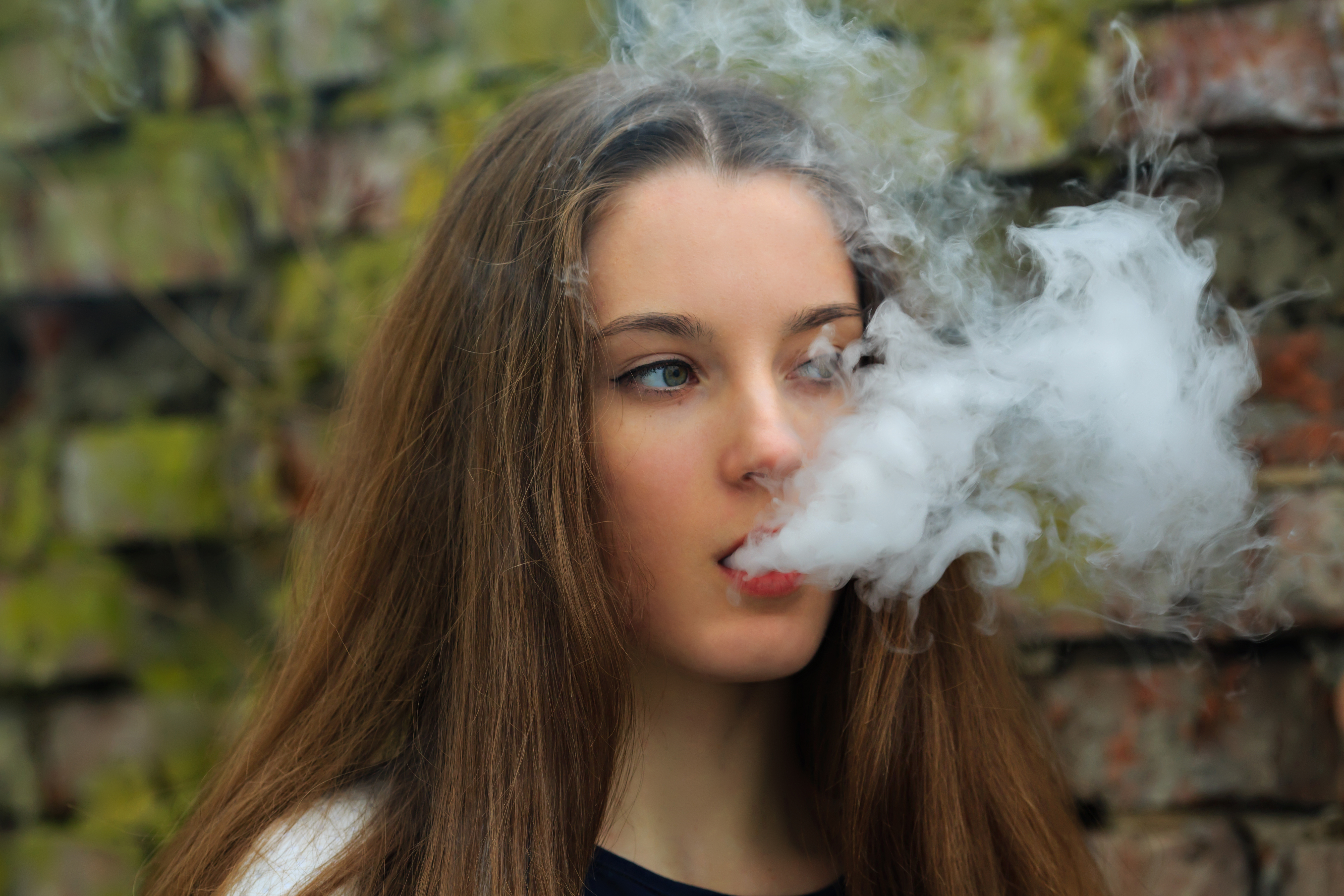 Вапе видео. Подросток с электронной сигаретой. Курящая девушка подросток. Девочки подростки курят. Курение девушек.