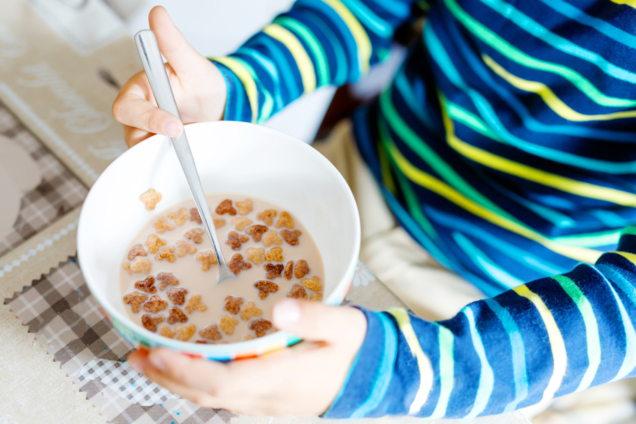 Homemade eat. Вкусные хлопья на обед получают в школе. Student eating Cereals. Children eat Cereal. Готовую миневку для двенадцатилетнего подростка утром дома ест.