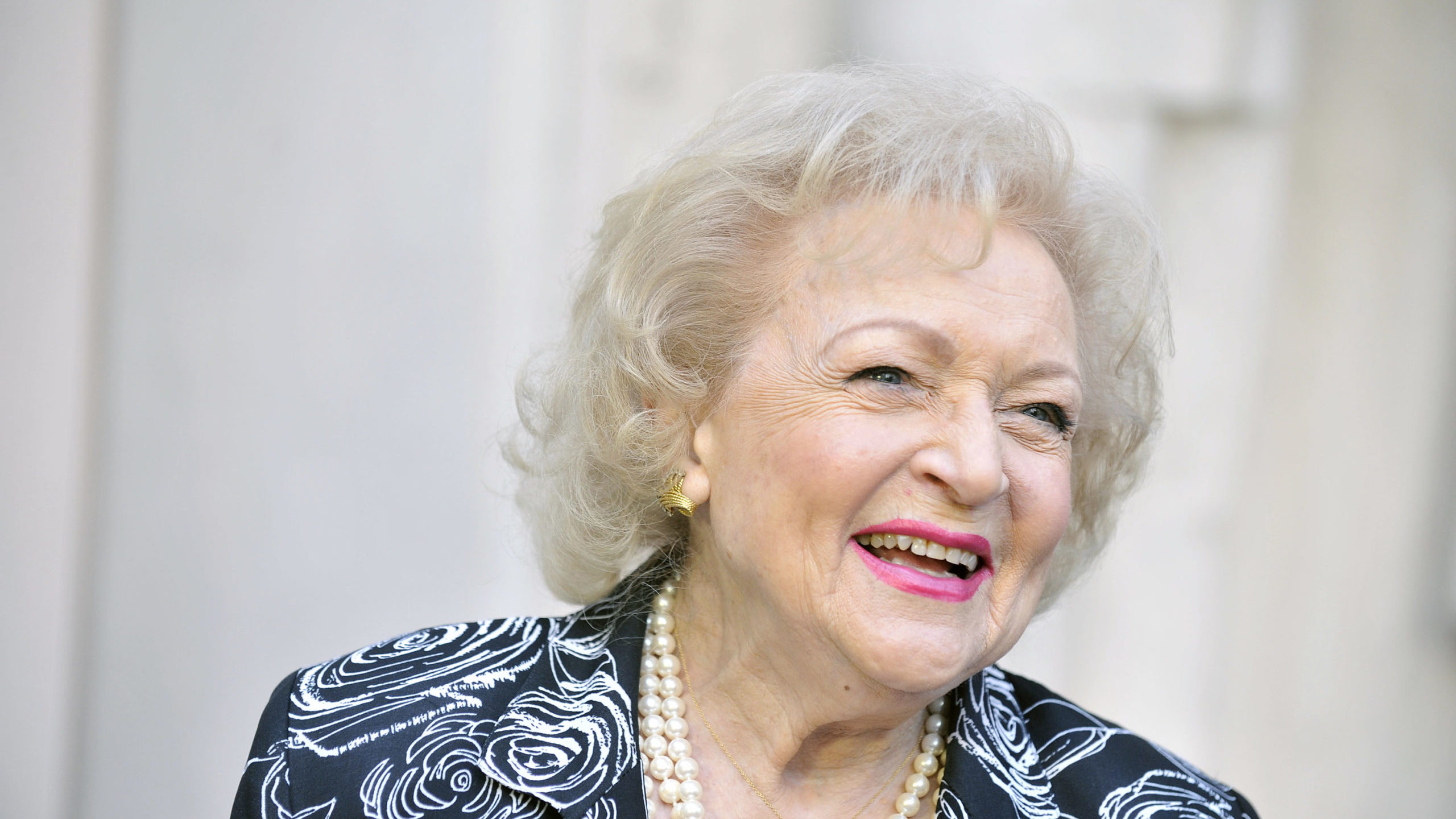 98 Year Old Betty White To Star In A New Lifetime Christmas Movie And A New Harry And Meghan Film 