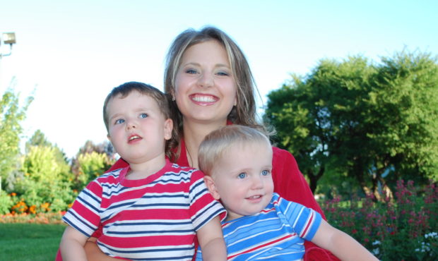 Susan Powell and her sons, Charlie and Braden, pose for a photo on July 24, 2008 at the Internation...