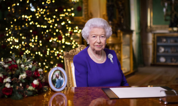 Queen Elizabeth pays tribute to 'kindness of strangers'...