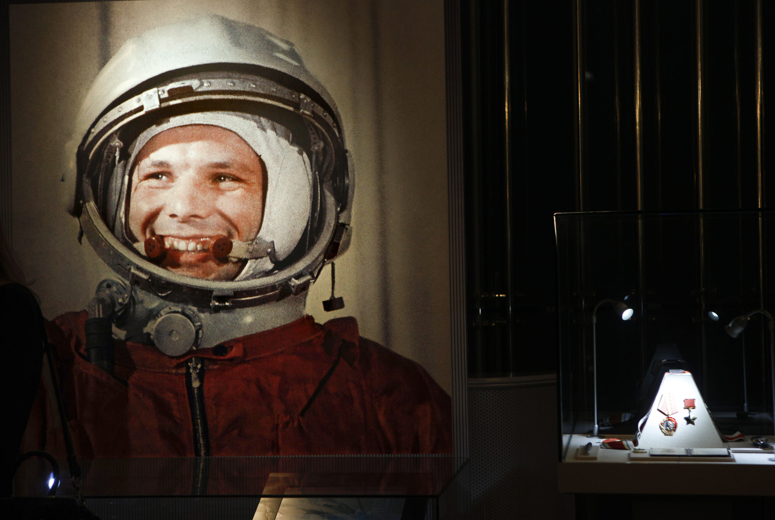 Фотография гагарина в скафандре. Полёт Юрия Гагарина в космос.