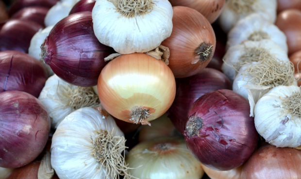 Photo of different kinds of onions. The onion recall is for "Gill's" brand....