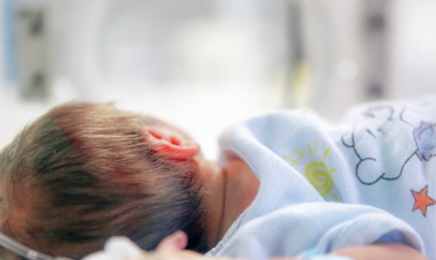 Child in a hospital room. Photo: Canva...