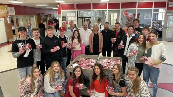 Spanish Fork leaders deliver valentines to 4 000 high school students