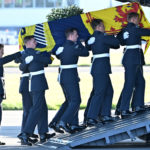 TOPSHOT - Pallbearers from the Queen's Colour Squadron of the Royal Air Force carry the coffin of Queen Elizabeth II into an RAF C17 aircraft at Edinburgh airport on September 13, 2022 (Paul ELLIS / POOL / AFP)