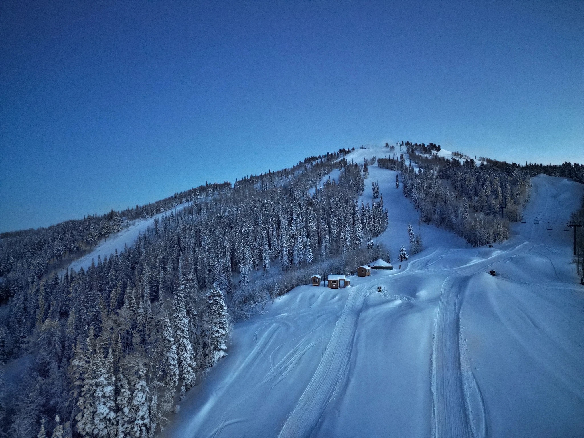 Deer Valley and other ski resorts in Utah have extended their closing dates....