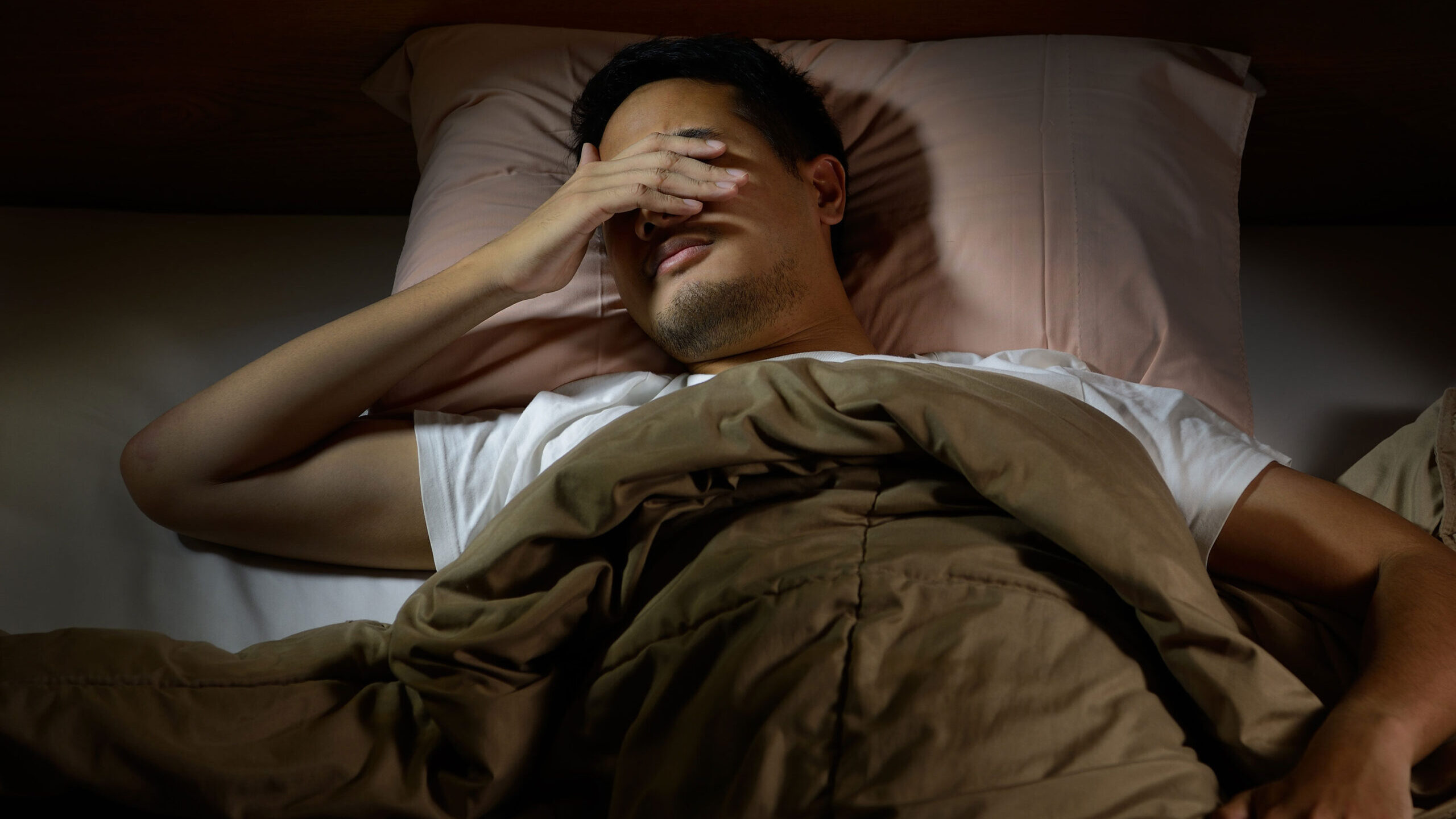Image of a man struggling to sleep in bed, something that will probably happen, and can happen more...