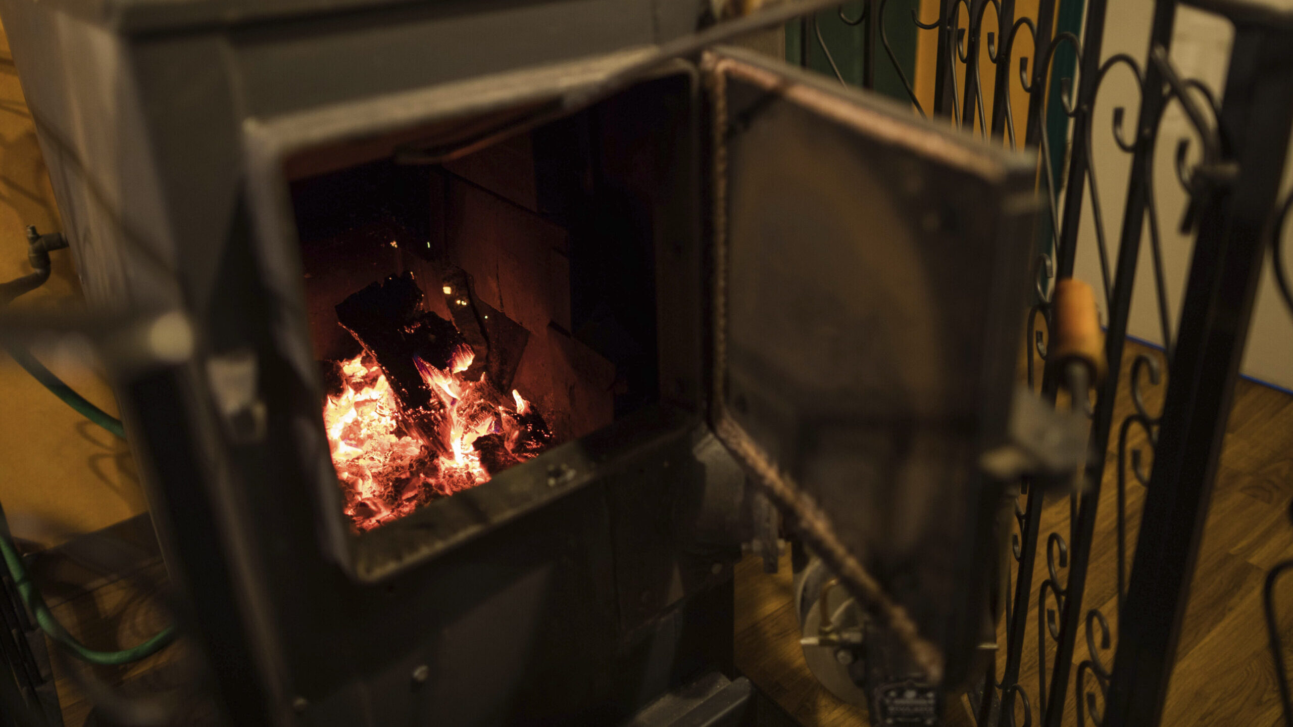 wood-burning stove -- SALT LAKE CITY -- The Utah Department of Environmental Quality's annual Wood ...