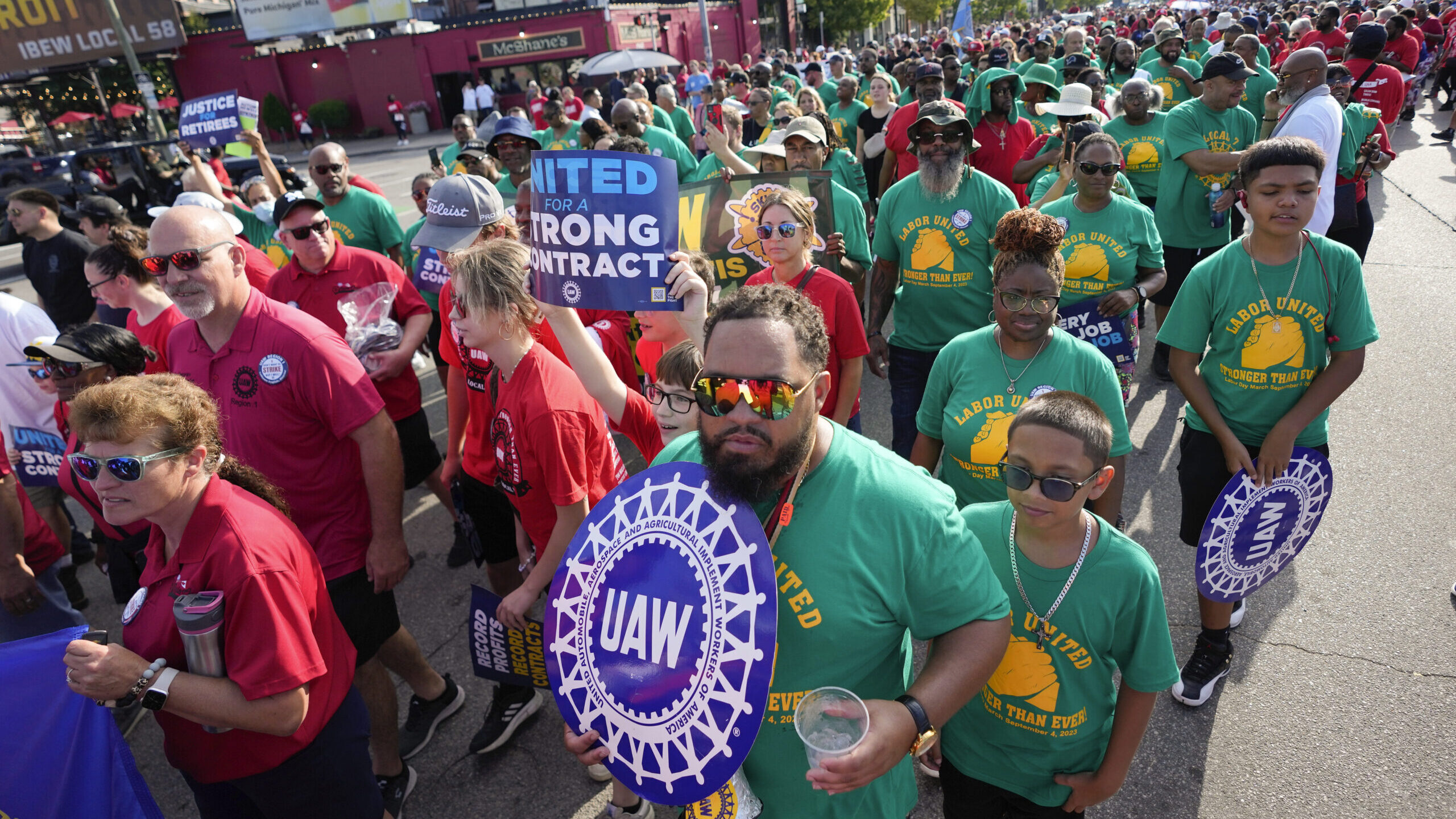 New York (CNN) — With the United Auto Workers’ historic strike officially underway, experts s...