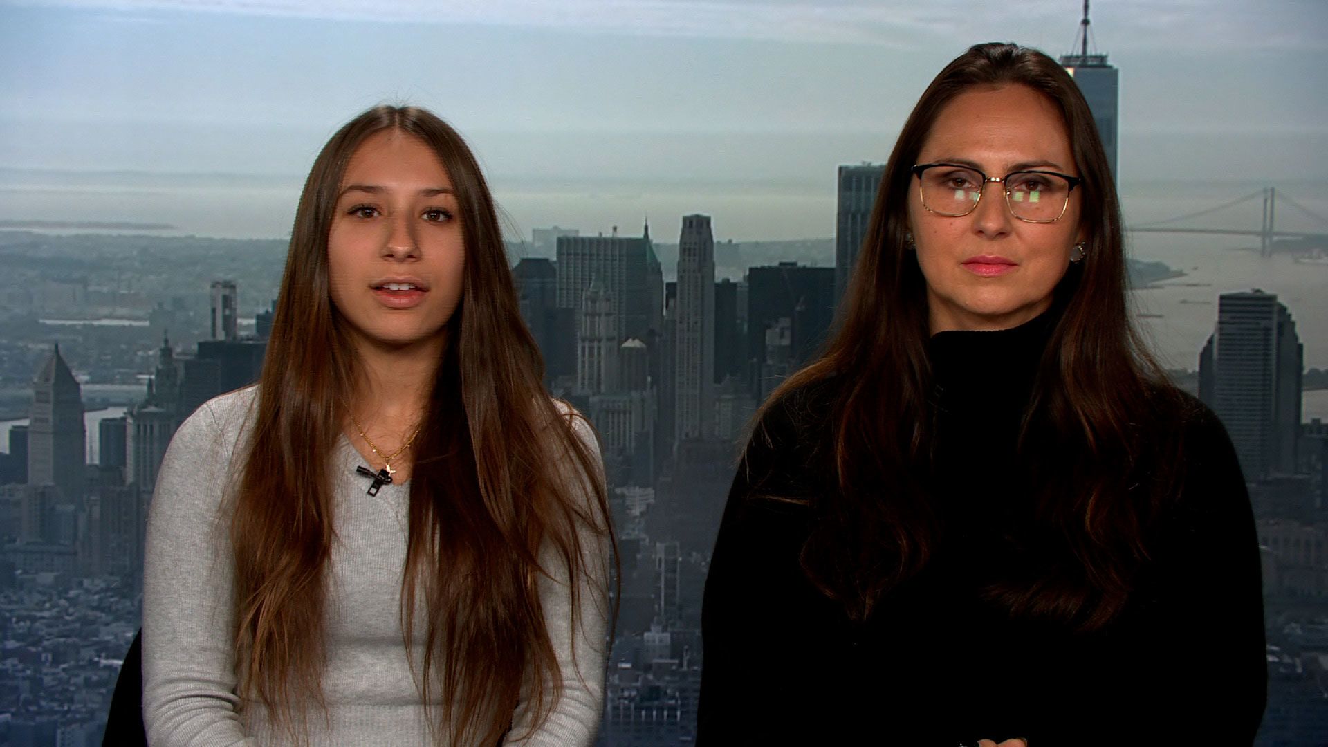 Francesca Mani, 14, and her mother Dorota Mani speak with CNN's Michael Smerconish on November 4.
(...