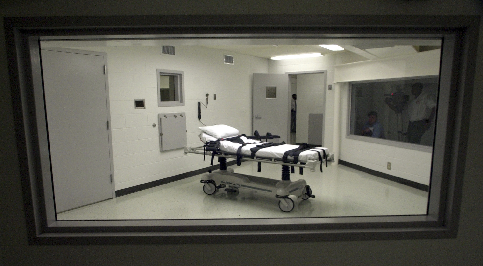 FILE - Alabama's lethal injection chamber at Holman Correctional Facility in Atmore, Ala., is pictu...