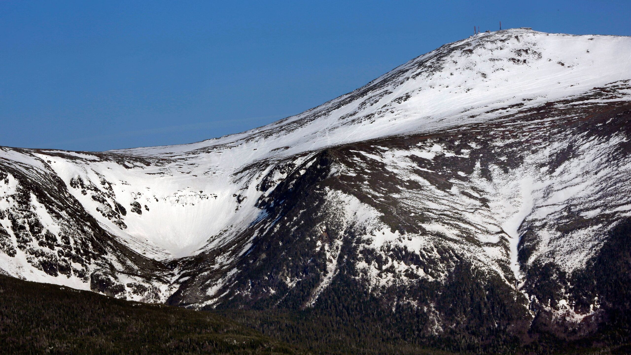A 2015 photo shows Tuckerman Ravine at left, about one mile below the summit of Mount Washington. M...