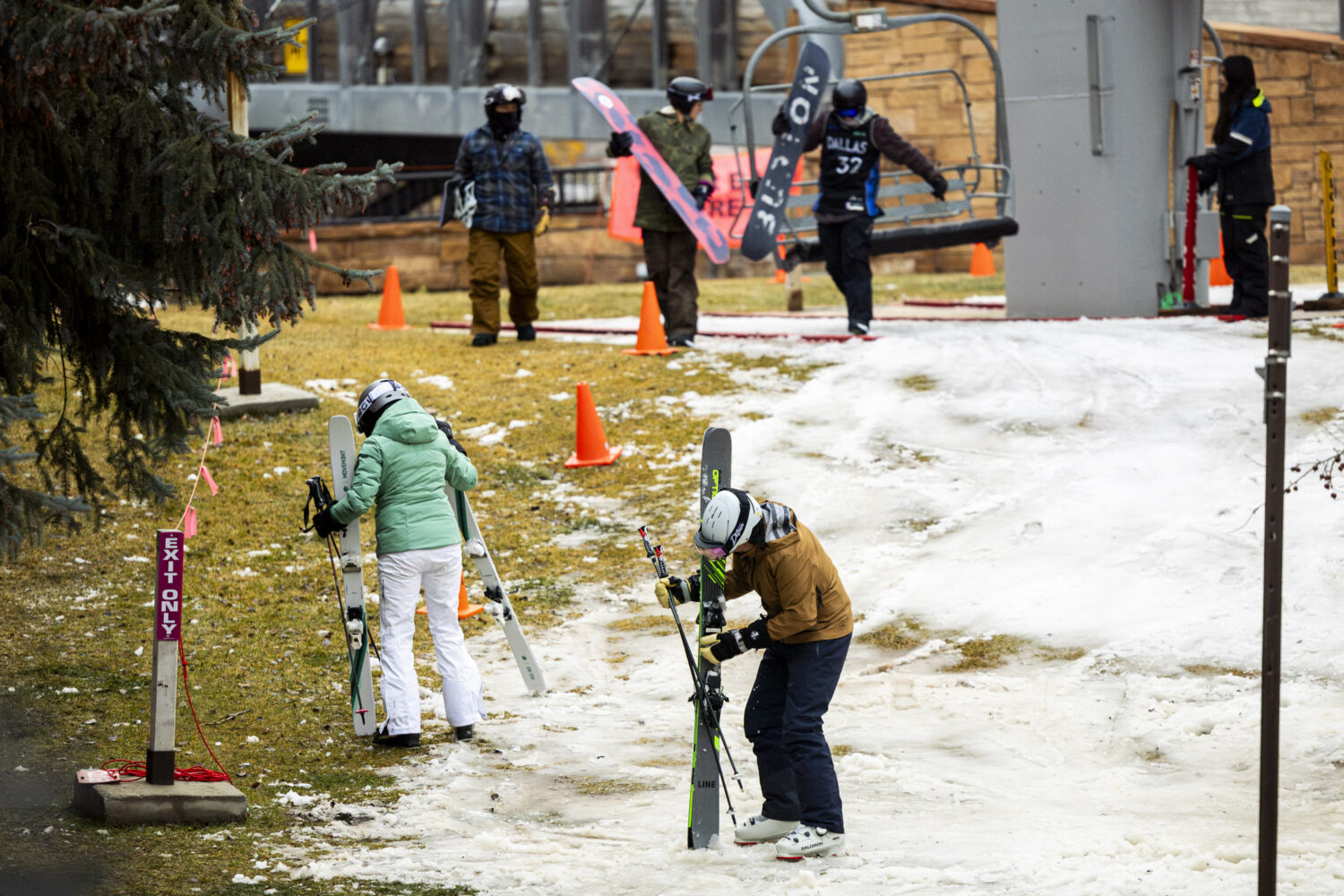 Skiers and snowboarders exit Park City Mountain Resort’s Town Lift along Main Street in Park City on Friday, Jan. 2, 2026. | Isaac Hale, Deseret News