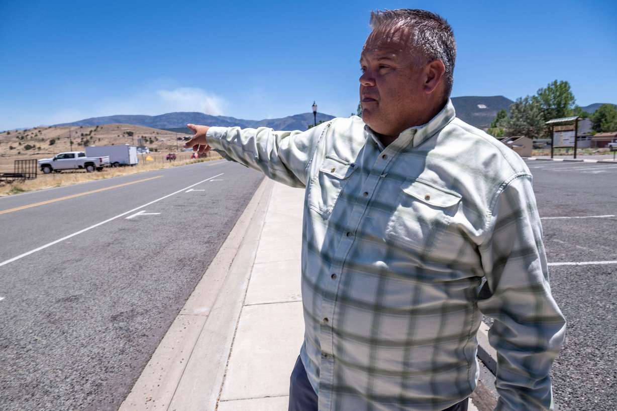 Beaver Mayor Matt Robinson points toward the fire as he describes the events so far as the Cottonwood Fire, burning on the mountains of Beaver, continues on Monday. The mayor called the fire "difficult." (Photo: Scott G Winterton, Deseret News)